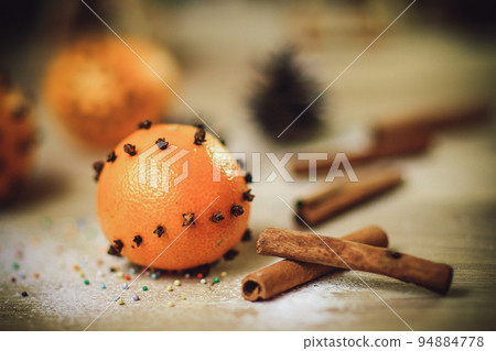Christmas table. background image oranges and cinnamon sticks o 94884778