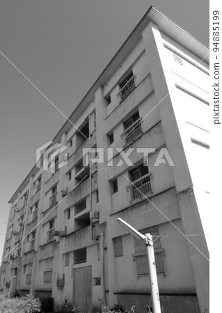 closed apartment complex 94885199