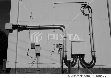 廢棄住宅區的配電板和電纜 廢棄住宅區的配電板和電纜 94885770