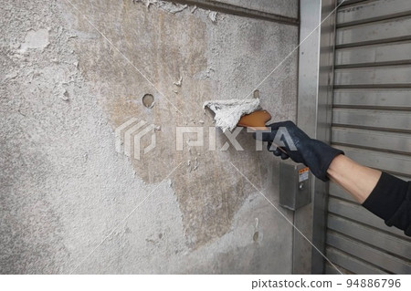 Peeling of old paint film 94886796