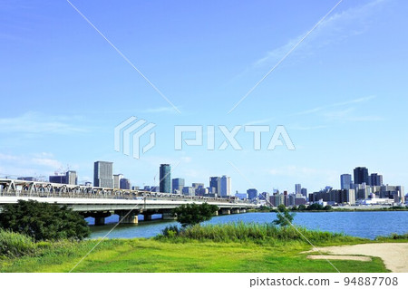 Yodo River and skyscrapers in central Osaka (Umeda/Nakanoshima area) Yodo River and skyscrapers in central Osaka (Umeda/Nakanoshima area) 94887708