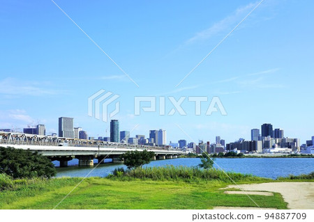 Yodo River and skyscrapers in central Osaka (Umeda/Nakanoshima area) Yodo River and skyscrapers in central Osaka (Umeda/Nakanoshima area) 94887709