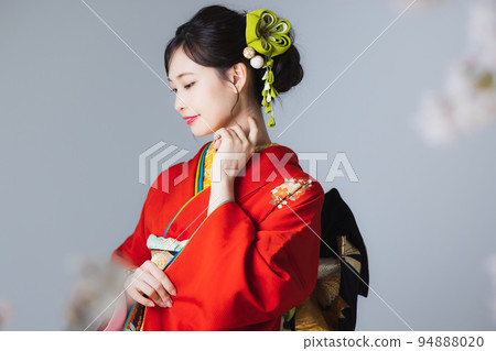 朱紅色和服頭飾帶旋鈕工作 朱紅色和服頭飾帶旋鈕工作 94888020