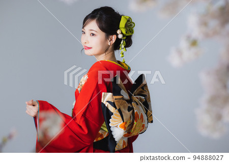 朱紅色和服頭飾帶旋鈕工作 朱紅色和服頭飾帶旋鈕工作 94888027