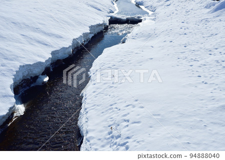 冬天的雪和溪流 94888040