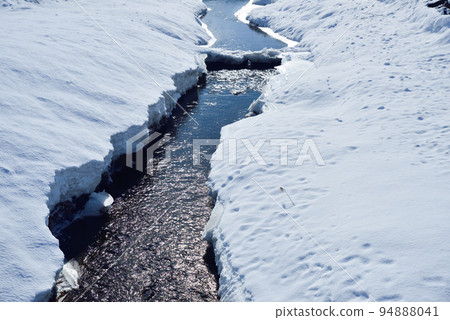 冬天的雪和溪流 94888041
