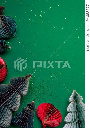 Trendy paper Christmas tree baubles 94888377