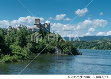 Old polish castle Niedzica on shores of Lake Czorsztyn in Pieniny Mountains 94889031