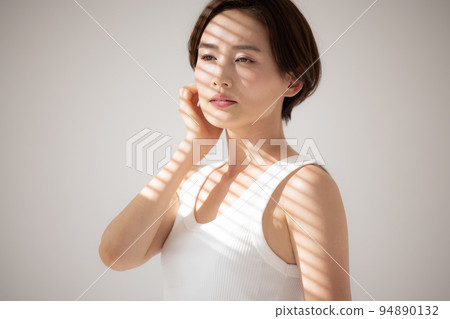 美女圖片 穿背心的女人的肖像 美女圖片 穿背心的女人的肖像 94890132