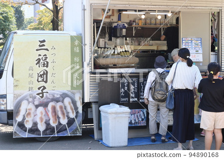 A popular kitchen car, a kitchen car at an event venue 94890168