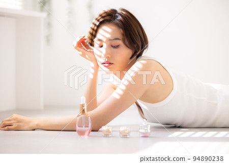美女圖片 穿背心的女人的肖像 94890238