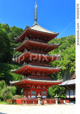 [Hiroshima Prefecture] The five-storied pagoda of Myo-in Temple in sunny weather 94890870