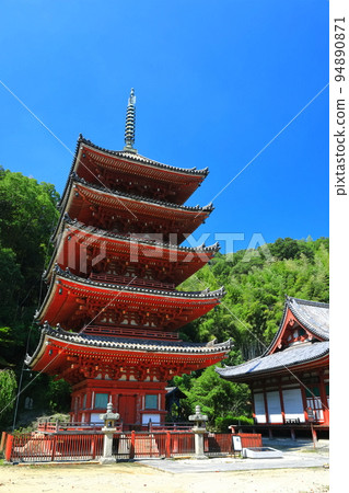 [Hiroshima Prefecture] The five-storied pagoda of Myo-in Temple in sunny weather 94890871