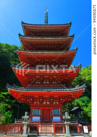 [Hiroshima Prefecture] The five-storied pagoda of Myo-in Temple in sunny weather 94890875