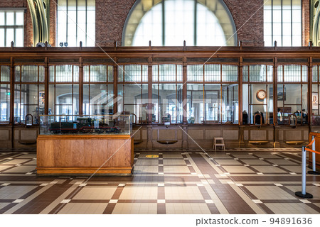 Schaerbeek, Brussels Capital Region - Belgium - Vintage waiting hall of the railwaystation at the Trainworld museum in art deco style 94891636