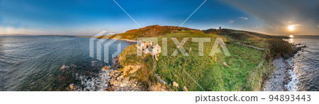 The remains of the 1790 to 1805 kelp factory Teach Dearg or the Red House at Crohy head near Maghery, Dunloe, County Donegal - Ireland 94893443