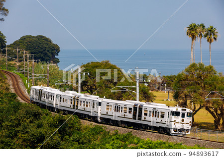 JR Kyushu "Futatsuboshi 4047" running along the scenic Ariake Sea 94893617