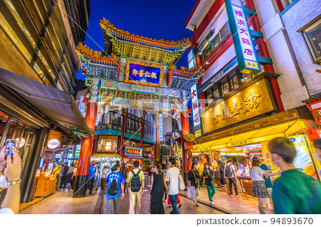 日本橫濱唐人街/ Zenrinmon 橫濱城市景觀。仍然是電暈災難，但在電暈災難之前已經是人群 94893670