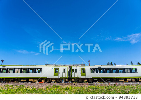 春天藍天和地方火車 春天藍天和地方火車 94893718