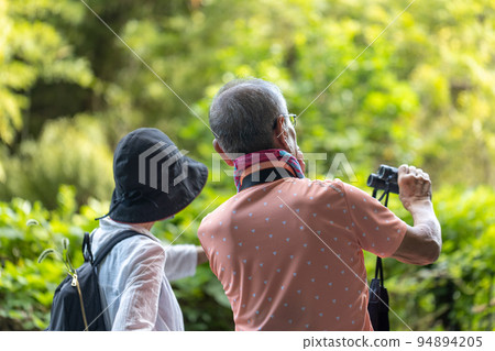 做愛好觀鳥的高級男女 94894205