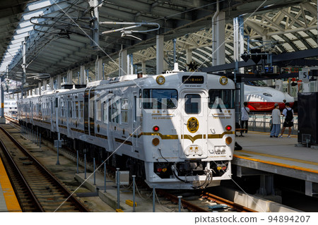 “Futatsuboshi 4070”與西九州新幹線N700S系列“Kamome”一起在長崎站 94894207