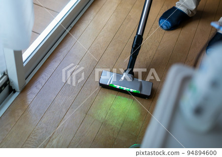 一個男人打掃衛生 94894600