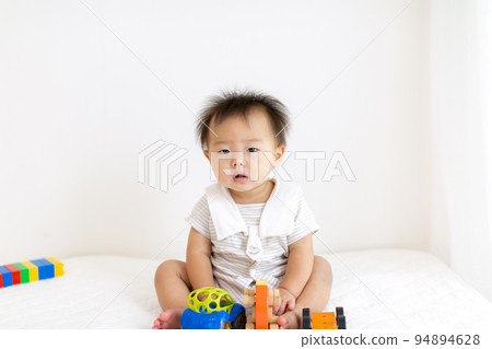 嬰兒坐著 嬰兒坐著 94894628