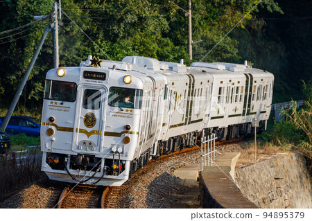 JR Kyushu "Futatsuboshi 4047" running under the oblique rays of the evening JR Kyushu "Futatsuboshi 4047" running under the oblique rays of the evening 94895379
