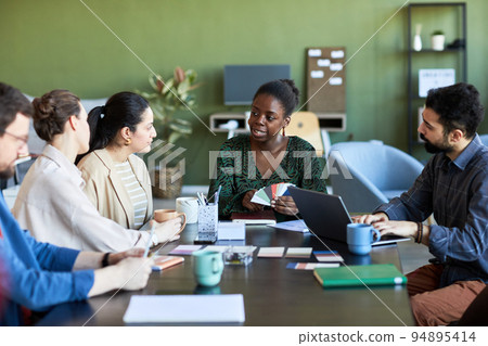 Confident African American businesswoman explaining her opinion to colleagues 94895414