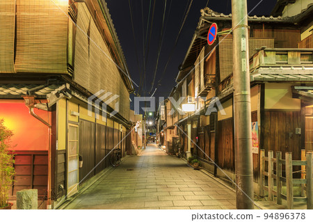 Gion at night in Higashiyama Ward, Kyoto (East side of Hanamikoji Street) 94896378