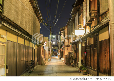 京都東山區的祗園夜景(花見小路東側) 京都東山區的祗園夜景(花見小路東側) 94896379