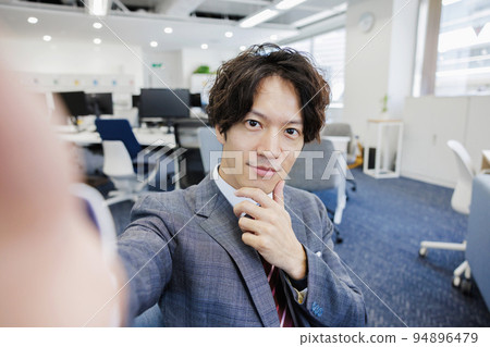 一個男人帶著智能手機的自畫像 一個男人帶著智能手機的自畫像 94896479