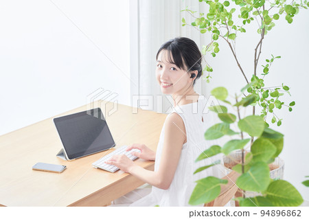 使用平板電腦的年輕女子 94896862