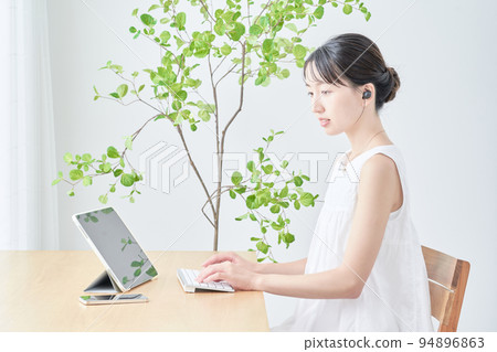 使用平板電腦的年輕女子 94896863