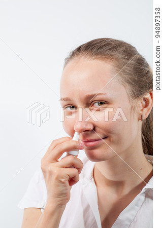drops in the nose from a cold in a young girl 94897358