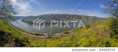 View of the historic town of Boppard on the Rhine in the morning light 94898258