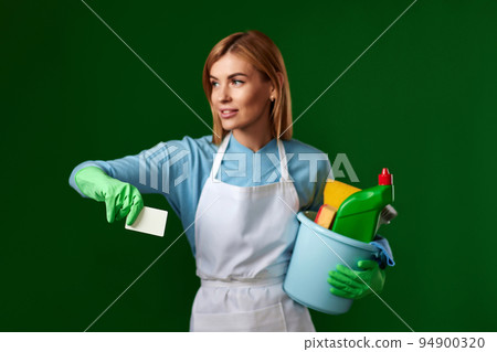 woman with bucket with cleaning supplies showing empty card woman with bucket with cleaning supplies showing empty card 94900320