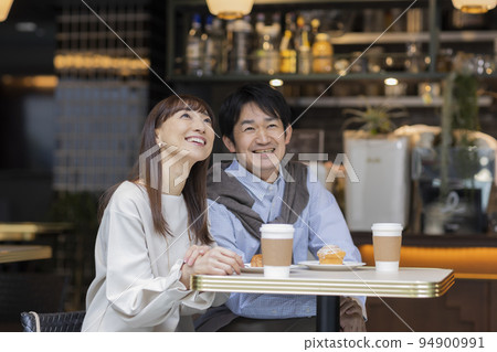 中年夫婦在咖啡館消磨時光 94900991