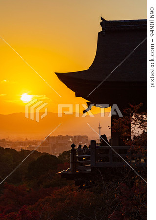 京都東山的秋天世界遺產清水寺黃昏舞台和紅葉 94901690