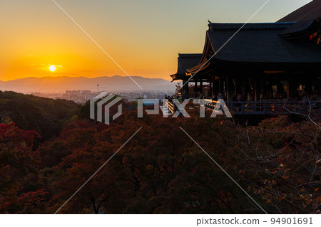 京都東山的秋天世界遺產清水寺黃昏舞台和紅葉 94901691