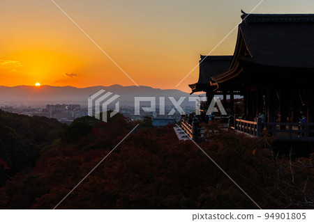 京都東山的秋天世界遺產清水寺黃昏舞台和紅葉 94901805