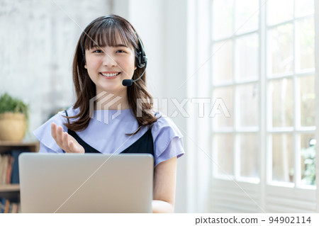 一位女士正在使用對講機進行在線會議 94902114