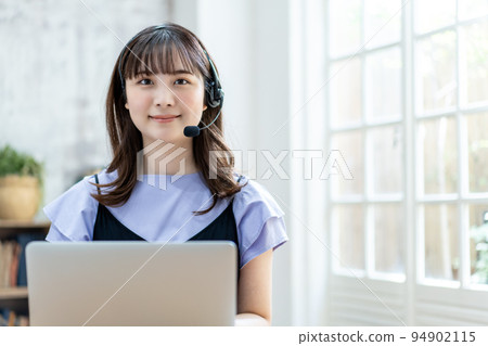 一位女士正在使用對講機進行在線會議 94902115