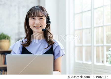 一位女士正在使用對講機進行在線會議 94902116