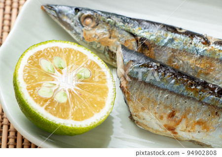 Kabosu (cut) served with salt-grilled Pacific saury. 94902808