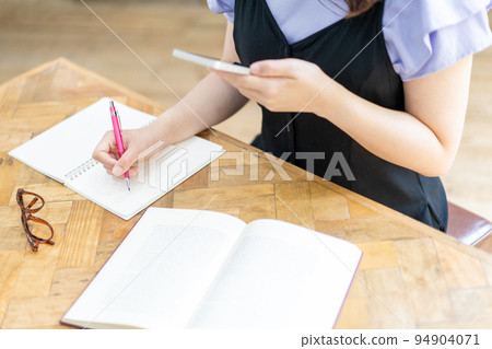 Hands of women studying with smartphones [Parts cut] 94904071