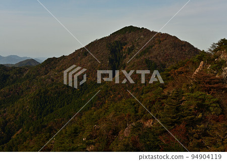 Autumn leaves of Taki mountain 94904119