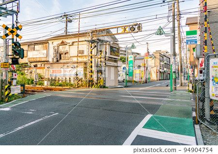 [神奈川縣]杉田站前的鐵路道口 94904754
