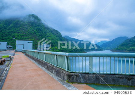 秩父櫻花湖浦山水壩 山頂附近的景色 清晨清新的綠色風景 秩父櫻花湖浦山水壩 山頂附近的景色 清晨清新的綠色風景 94905628