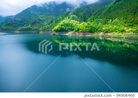 秩父櫻花湖浦山水壩 清晨清新的綠色風景 秩父櫻花湖浦山水壩 清晨清新的綠色風景 94906460
